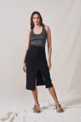 Top de algodón y lurex color beige claro, con escote redondo y tirantes anchos, de calce ajustado al cuerpo y tejido acanalado.