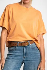 Remerón color naranja de algodón peinado con calce oversize y mangas cortas con dobladillo.