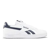 Championes Reebok Court Retro blancos con detalles en azul marino. Inspirados en diseños clásicos, con silueta minimalista, raya lateral Vortex y logo en el talón.
