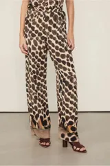 Pantalón de viscosa con estampado animal print en tonos marrones y beige, corte acampanado, bolsillos laterales y cintura alta.