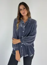 Camisa verde oscuro de terciopelo de viscosa, con cuello mao, corte recto, mangas largas abullonadas y cierre frontal con botones.