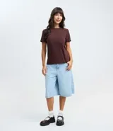 Remera tipo t-shirt de algodón, color beige claro, con cuello redondo y mangas cortas dobladas.