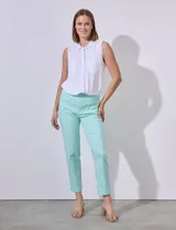 Pantalón de vestir verde esmeralda, de corte recto, con bolsillos laterales y traseros.