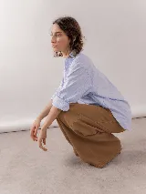 Jean wide leg de tiro medio y corte holgado con piernas muy anchas, confeccionado en denim de lavado azul medio.