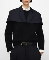 Capa corta azul oscuro con estructura de blazer y cuello solapa.