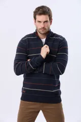 Buzo tejido de punto con diseño de rayas horizontales en tonos azul marino, beige y terracota. Presenta cuello alto con cierre frontal parcial y puños acanalados.