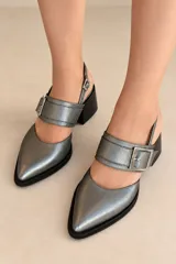 Zapato de cuero vacuno color gris claro con puntera fina, taco cuadrado de madera, capellada con textura animal print y tira ajustable en el talón.