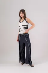 Musculosa de escote en V y breteles anchos, color blanco, con bordados geométricos en negro en cuello, sisa y ruedo.