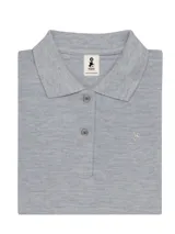 Chomba de piqué gris con cuello clásico, tapeta con dos botones y logo bordado en el pecho.