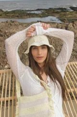 Sombrero tipo bucket tejido a crochet con hilo color crema y amarillo.