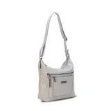 Bandolera color bordó de símil cuero con dos bolsillos frontales con cierre, un bolsillo trasero y tres bolsillos internos. Incluye correa larga regulable a tono.