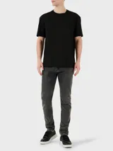 Remera negra de algodón con cuello redondo y mangas cortas. Tiene un pequeño logo de Calvin Klein en el pecho.