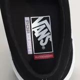 Championes de skate Vans modelo Era Wafflecup, color negro con suela blanca. Presentan capellada de gamuza, cuello acolchado, refuerzo DuraCap en zonas de desgaste y plantilla PopCush para mayor amortiguación.