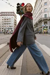 Pañuelo rectangular de color marrón oscuro, con diseño liso y terminaciones con flecos deshilachados en los extremos.