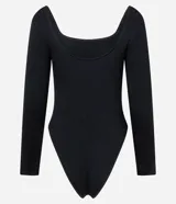 Body negro de manga larga, confeccionado en tejido de poliamida con elastano, con textura acanalada y escote cuadrado.