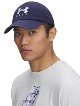 Gorra Under Armour modelo M Drive96, color azul marino, con visera precurvada y logotipo de la marca bordado en blanco en el frente con la inscripción GOLF. Cuenta con cierre de correa ajustable en la parte posterior.