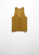 Musculosa de tejido fluido color verde oliva, con escote redondo, tirantes anchos y detalle de botones decorativos en el frente.