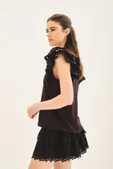 Remera de jersey de algodón color blanco, de calce recto y escote redondo, con detalle de doble volado de broderie en las mangas.