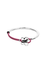 Pulsera semirígida compuesta por una estructura de metal bañada en plata de ley y una sección de cuero rosa, con un dije central en forma de mariposa de metal plateado.