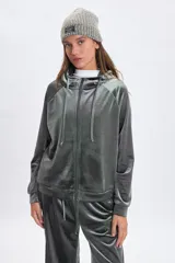 Campera deportiva con cierre frontal, confeccionada en tela de plush con acabado brillante. Presenta mangas largas tipo raglán, capucha con cordones ajustables y puños elásticos.