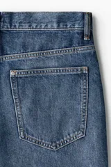 Bermuda de cinco bolsillos en denim de algodón rígido, con corte holgado y pierna redondeada amplia de tiro caído.