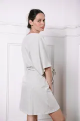 Bata color crema de algodón con lazo para ajustar en la cintura.