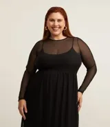 Vestido midi de breteles con sobreposición de tul texturizado de manga larga y volados en la parte baja.