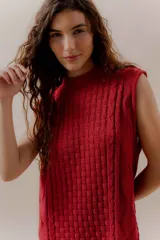 Vestido corto tejido color rojo, sin mangas y con cuello redondo.