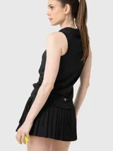 Musculosa deportiva negra de calce ajustado, con cuello alto y cierre frontal parcial. Confeccionada con tecnología Aircool para mayor transpirabilidad y frescura.