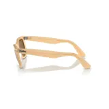 Lentes de sol Ray-Ban modelo Wayfarer, con montura color crema con vetas marrones y lentes marrones.