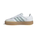 Championes Adidas Samba Rose de cuero blanco con detalles en verde agua y suela de goma color caramelo.