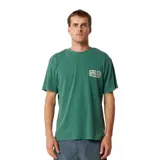 Remera de algodón color verde con pequeño estampado tipográfico en el pecho.