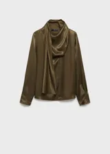 Blusa de satén color verde oliva, con cuello drapeado y lazada larga al cuello. Presenta una abertura frontal en el escote, mangas largas y un corte fluido.