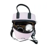 Matera estilo mochila color verde militar, confeccionada en nylon acolchado con detalles en símil cuero negro. Cuenta con tapa con cierre metálico, bolsillo interno, asas de mano y correa extensible para llevar al hombro o cruzada.