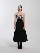 Top bustier con estampado abstracto en tonos grises y blancos, silueta entallada con ballenas y cierre frontal a la vista. Forrado con tejido tipo remería.