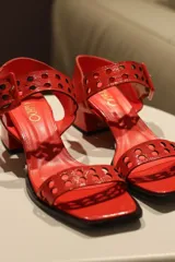 Sandalias de tacón bajo color negro con tiras con diseño calado y hebilla lateral.