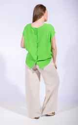 Pantalón negro de corte palazzo con cintura elastizada y cordón ajustable. Presenta un bolsillo tipo cargo en la pierna derecha.