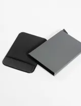 Tarjetero negro con bloqueo RFID, fabricado en aleación de aluminio.
