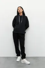 Babucha deportiva de algodón con elástico en la cintura, cordones ajustables y dos bolsillos laterales. Cuenta con interior de felpa.