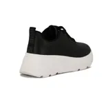 Championes Vizzano de estilo casual, color blanco, con suela chunky y plataforma, cordones tono sobre tono y detalle de placa metálica en los pasadores.