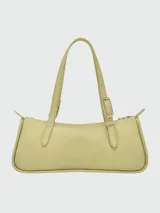 Bolso de mano tipo shoulder bag de la marca Longchamp, confeccionado en cuero liso color marrón oscuro. Presenta una estructura rectangular, doble asa de hombro con hebillas metálicas y cierre superior.