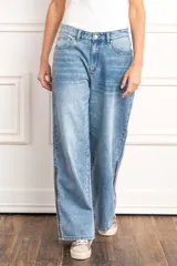 Pantalón de jean celeste de corte wide leg y tiro bajo.