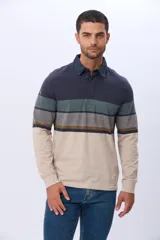 Remera polo de manga larga con diseño de franjas horizontales en tonos azul, gris y detalles en bordó. Presenta cuello camisero con cierre de botones y puños elásticos.