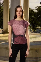 Top estampado 100% algodón, de corte ajustado al cuerpo, con mangas cortas estilo japonés, escote redondo y cierre frontal con botones forrados.