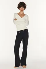 Jeans de tiro bajo y diseño bootcut, con efecto lavado, trabillas y cinco bolsillos clásicos. Cuenta con cierre frontal de cremallera y botón metálico.