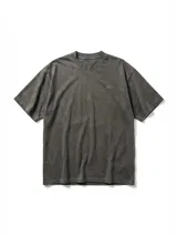 Remera de jersey color gris oscuro con efecto lavado, corte holgado y cuello redondo. Presenta un pequeño logo estampado en el pecho y un estampado grande en la espalda.