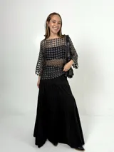 Falda larga de algodón color negro, con corte campesino y diseño escalonado.