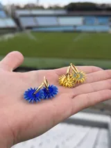 Par de dijes colgantes con forma de sol, realizados en acrílico color azul vibrante, diseñados para ser utilizados en aros tipo argolla.