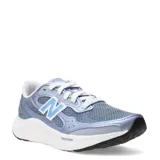 Championes de running New Balance modelo Fresh Foam Arishi, color azul con detalles en celeste y blanco, entresuela con tecnología Fresh Foam y suela de goma.