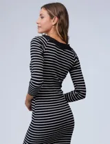 Vestido midi de algodón a rayas horizontales blancas y negras, con escote en V y mangas 3/4. Presenta un tajo lateral.